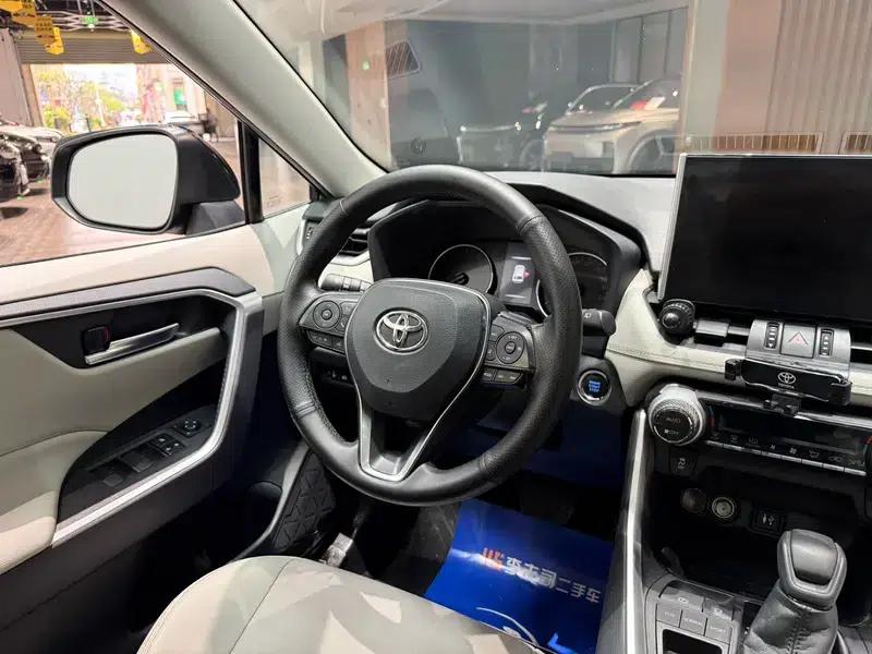 2020 Toyota RAV4 2.0L 2WD Luxury Edition — миниатюра 19