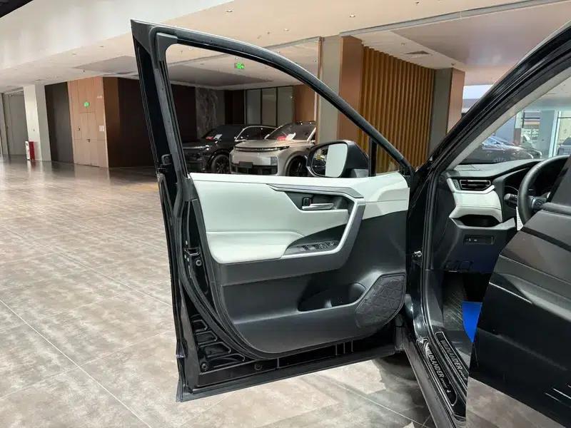 2020 Toyota RAV4 2.0L 2WD Luxury Edition — миниатюра 27