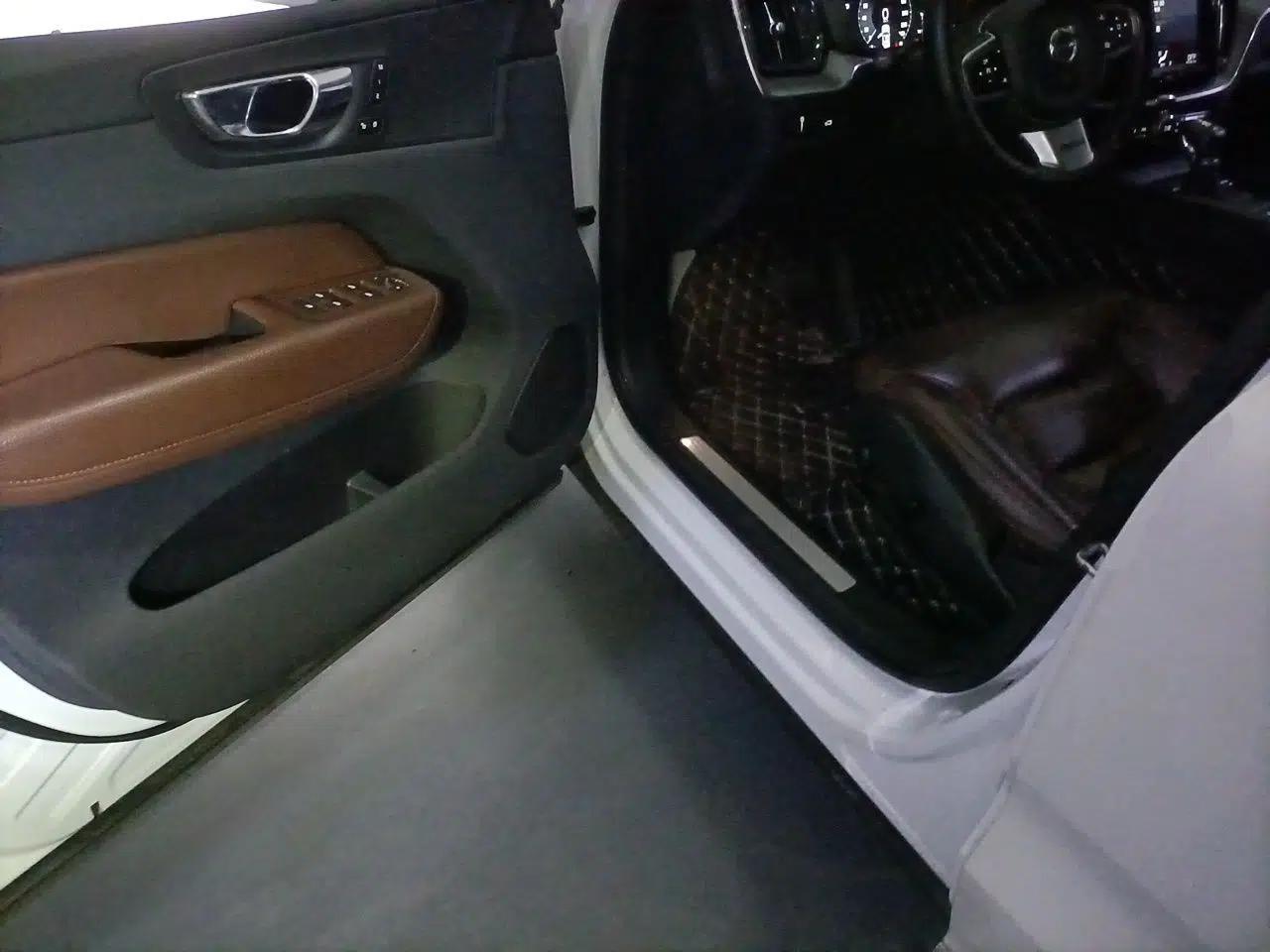 Volvo XC60 2020 T5 4x4 Zhiyi Luxury Edition — миниатюра 16