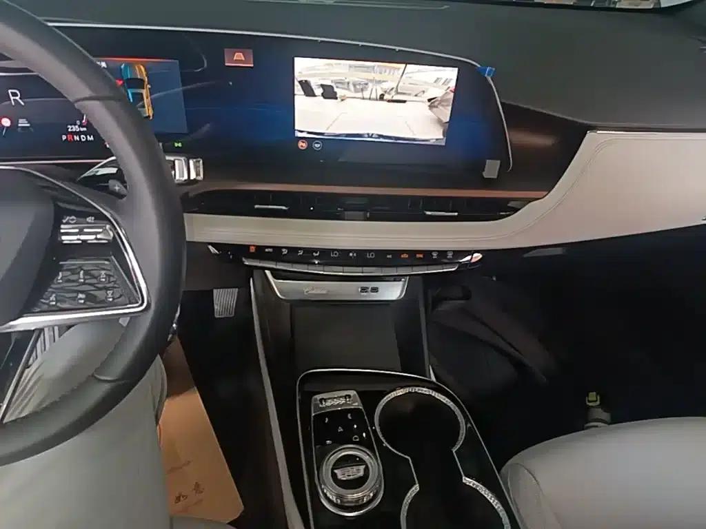 2023 Cadillac GT4 25T Luxury Edition — миниатюра 13