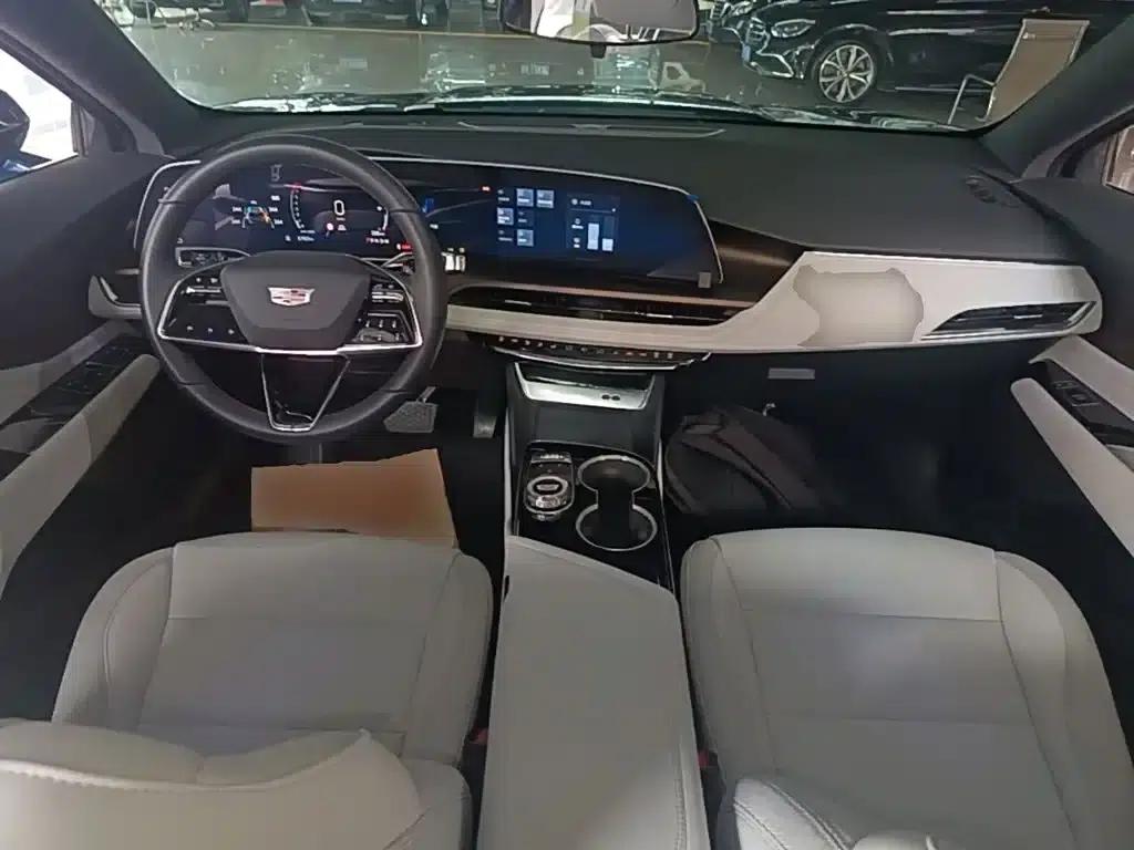2023 Cadillac GT4 25T Luxury Edition — миниатюра 10