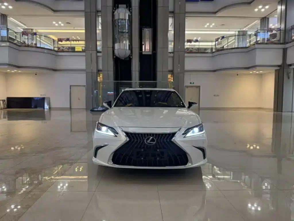 Lexus ES 2023 200 Premium Edition — миниатюра 3