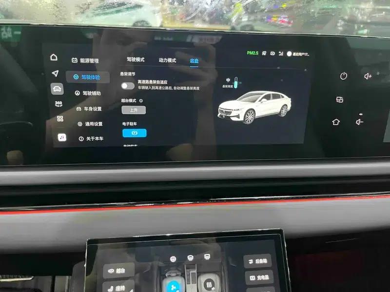 Voyah Chase PHEV 2024 Long Range AWD Flagship Edition — миниатюра 10