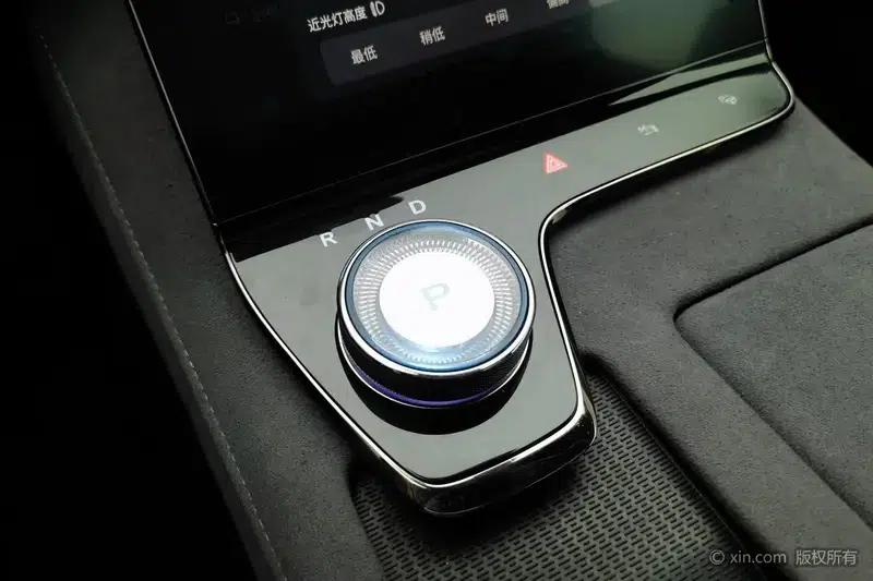 Voyah Chase PHEV 2024 Extended Range AWD Executive Edition — миниатюра 12