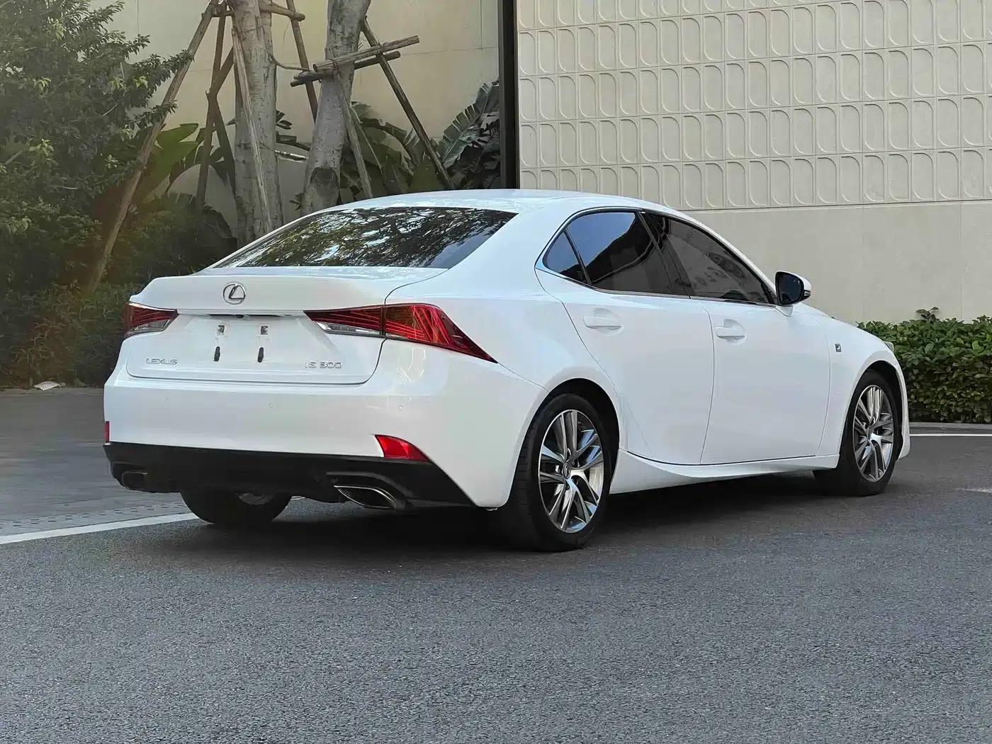 Lexus IS 2017 300 F SPORT Edition — миниатюра 4