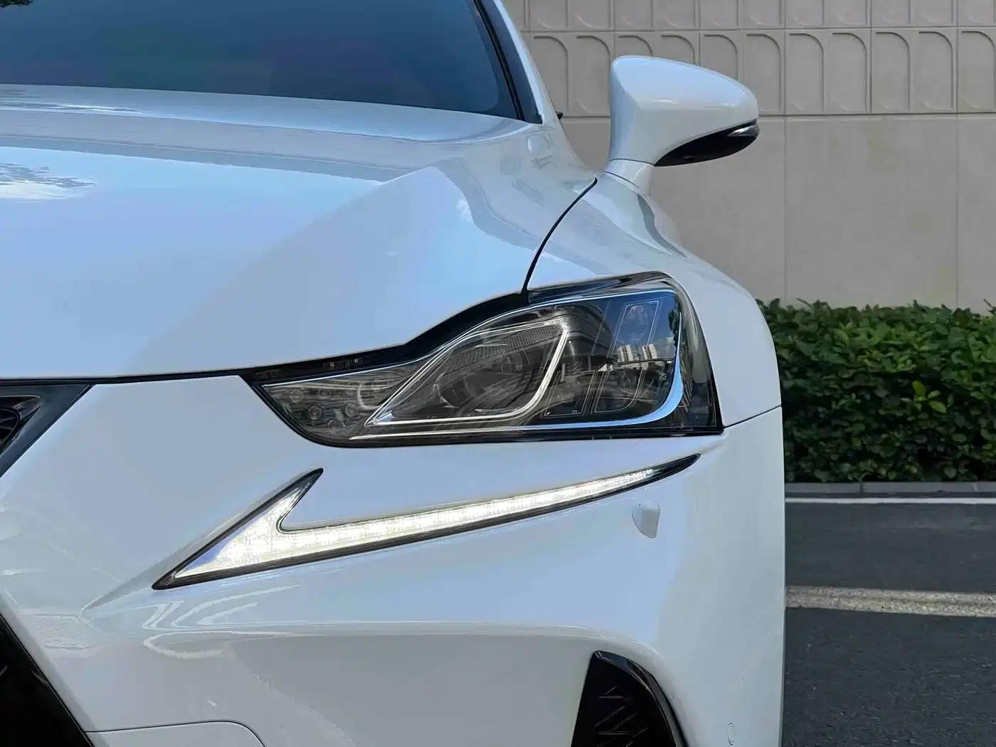 Lexus IS 2017 300 F SPORT Edition — миниатюра 31