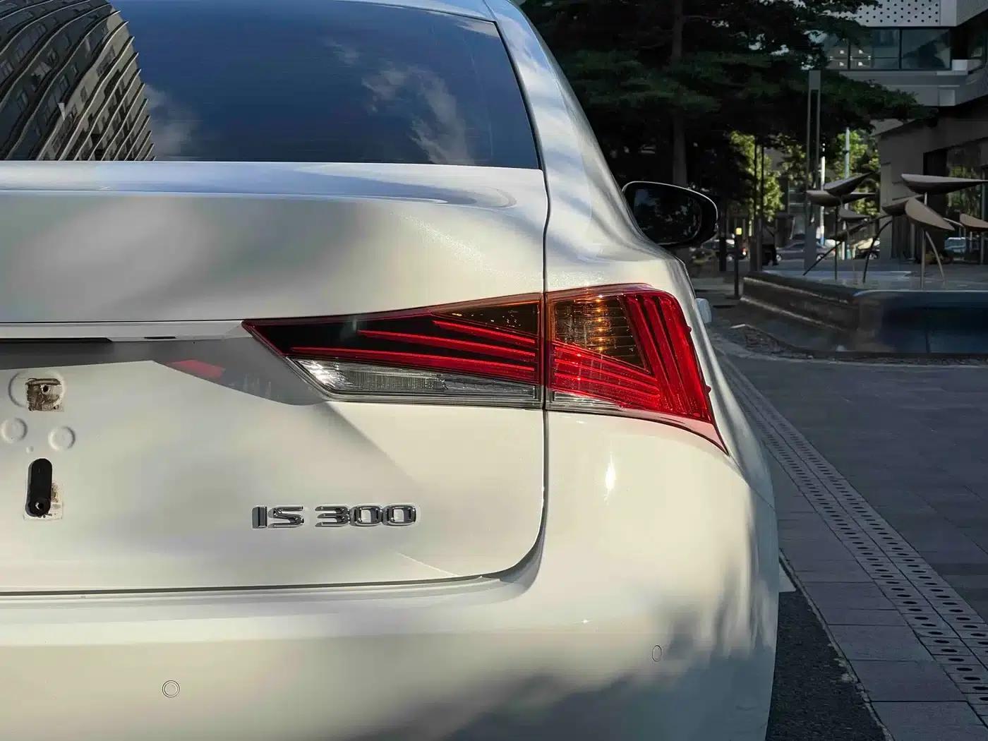 Lexus IS 2017 300 F SPORT Edition — миниатюра 32