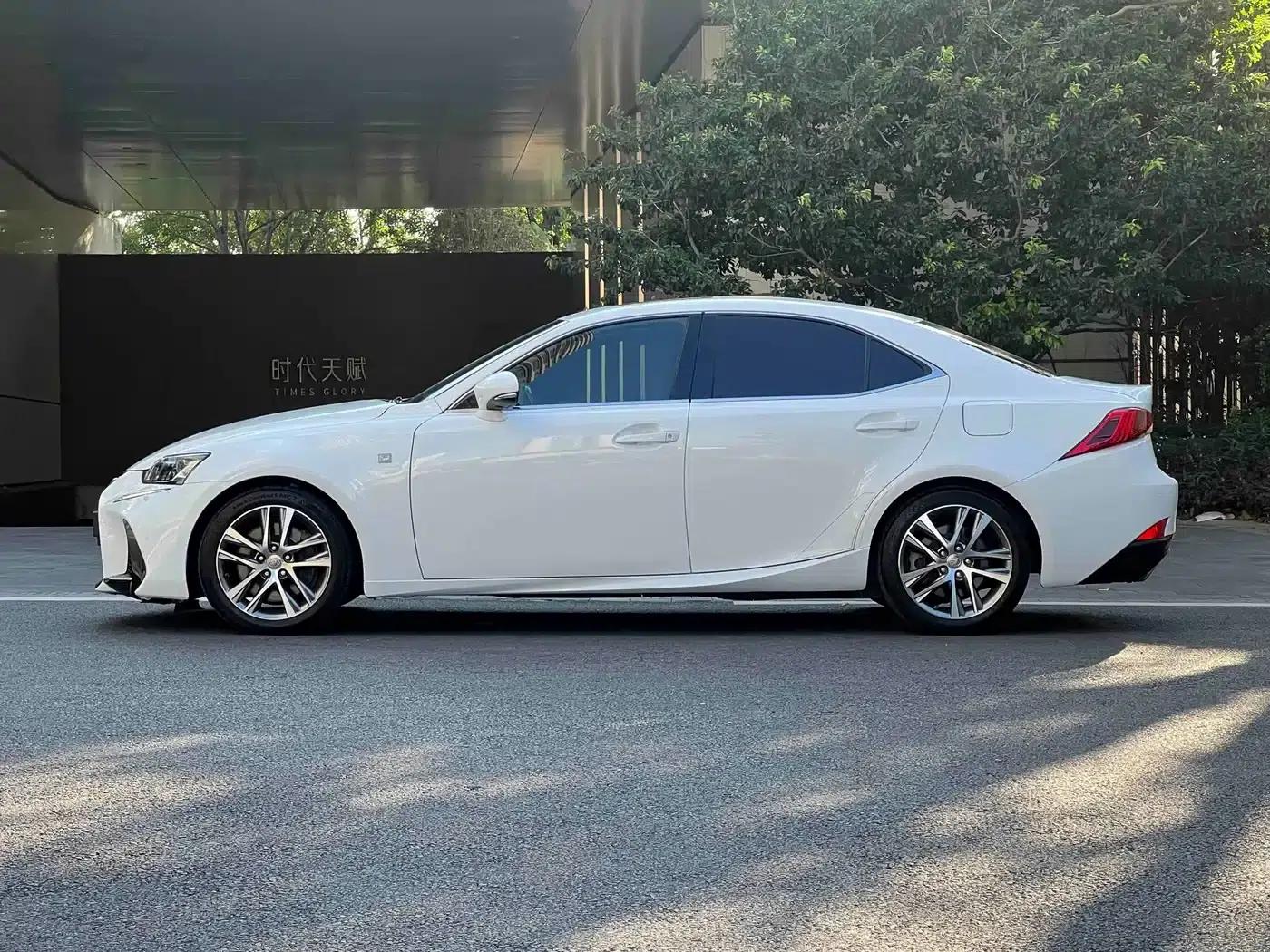 Lexus IS 2017 300 F SPORT Edition — миниатюра 8