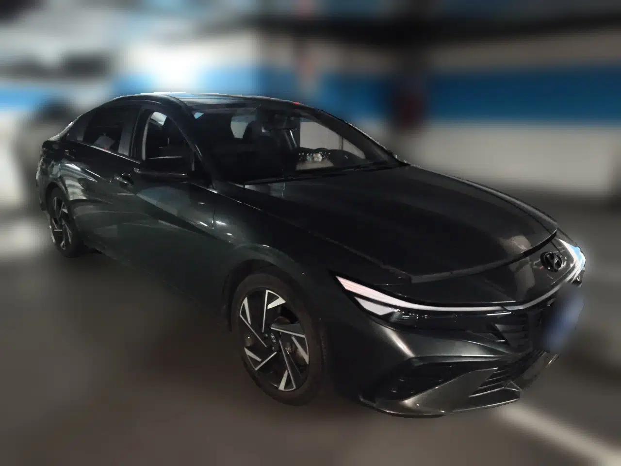 Hyundai Elantra 2023 1.5L CVT LUX Prestige Edition — миниатюра 3