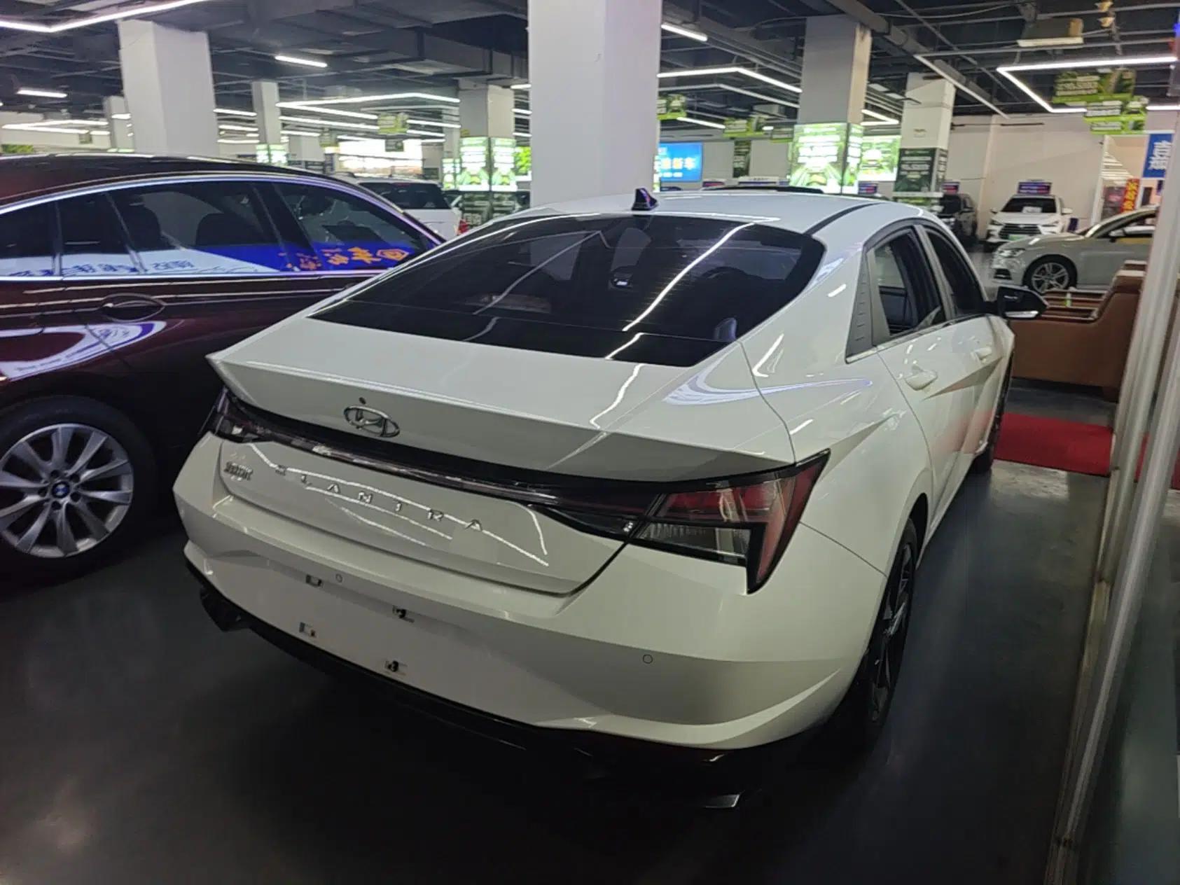 Hyundai Elantra 2021 1.5L CVT LUX Prestige Edition — миниатюра 6