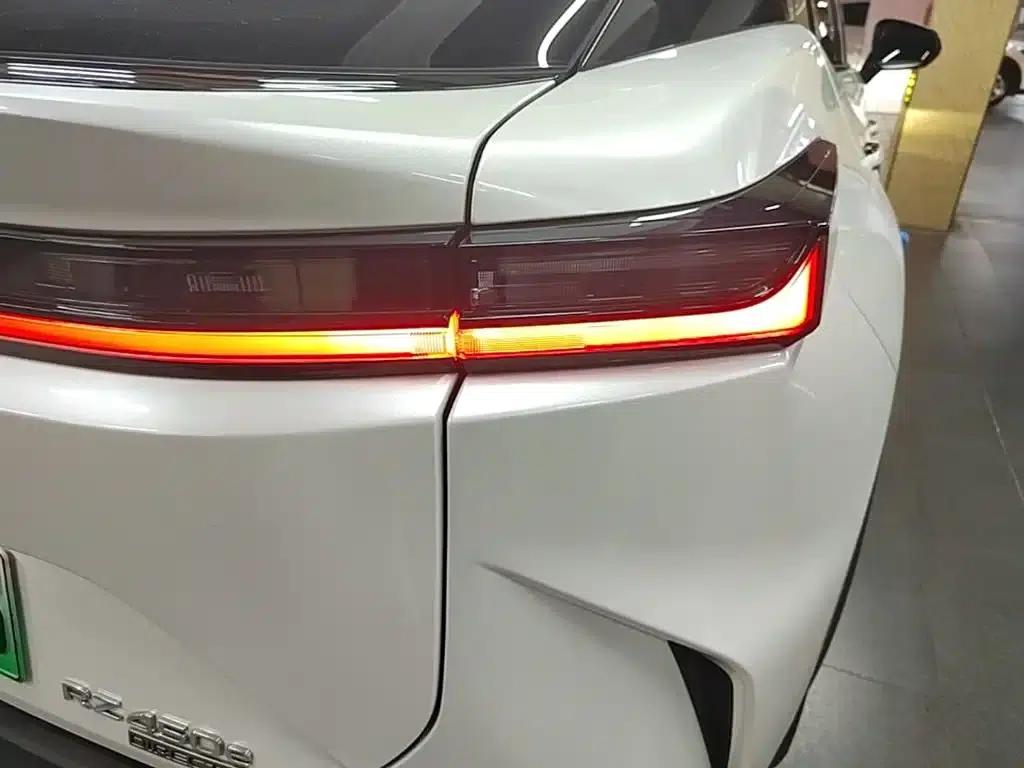 Lexus RZ 2023 450e AWD Luxury Edition — миниатюра 8