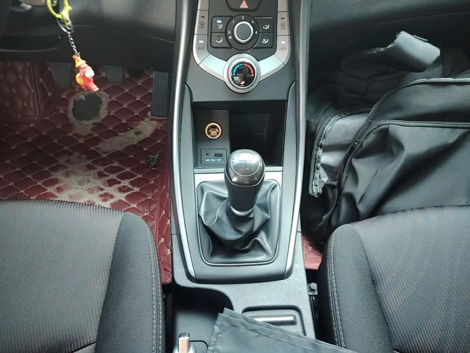 Hyundai Elantra (5th Generation / Langdong) 2015 1.6L Manual Fashion Edition — миниатюра 16