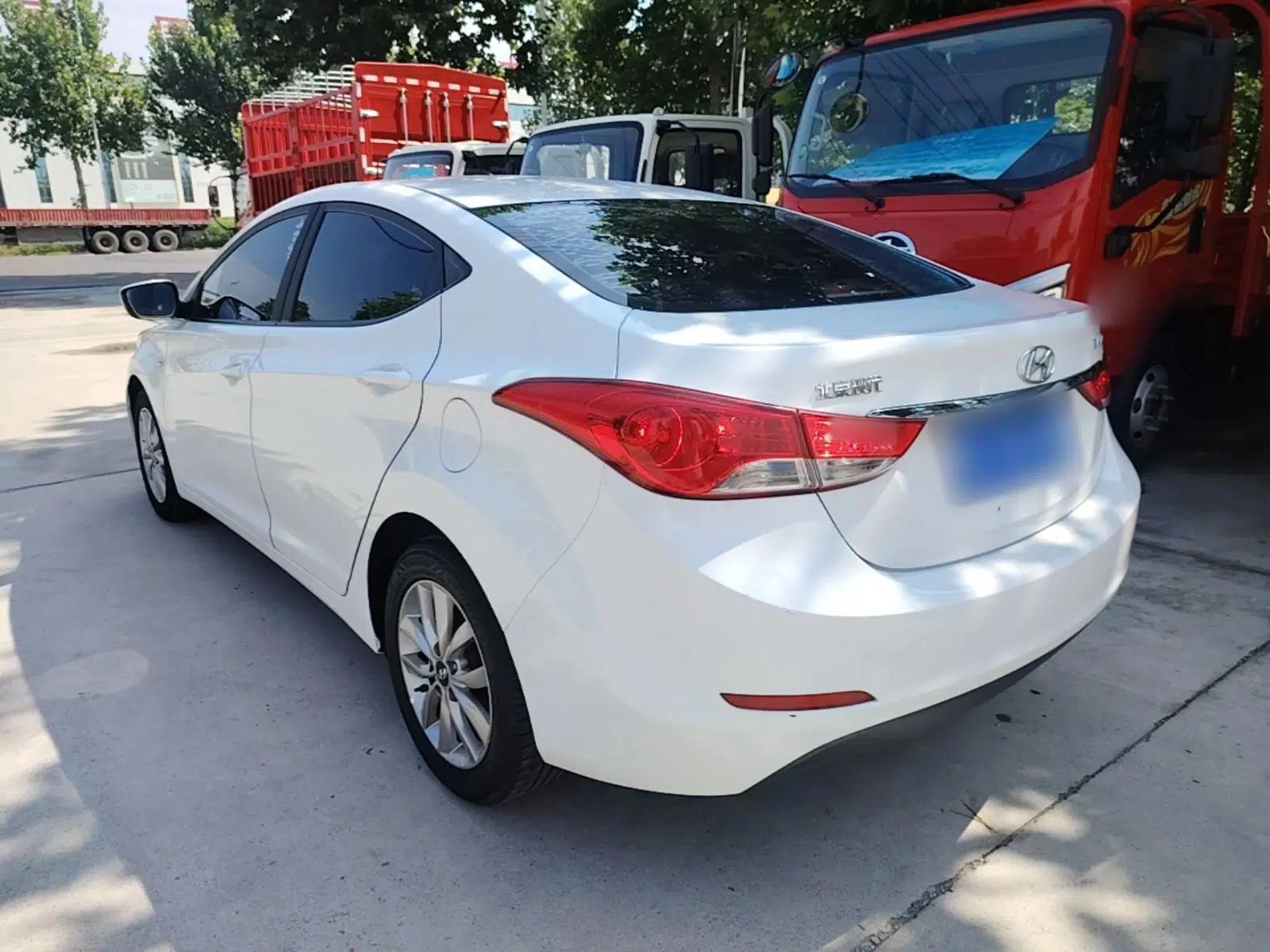 Hyundai Elantra (5th Generation / Langdong) 2015 1.6L Manual Fashion Edition — миниатюра 4