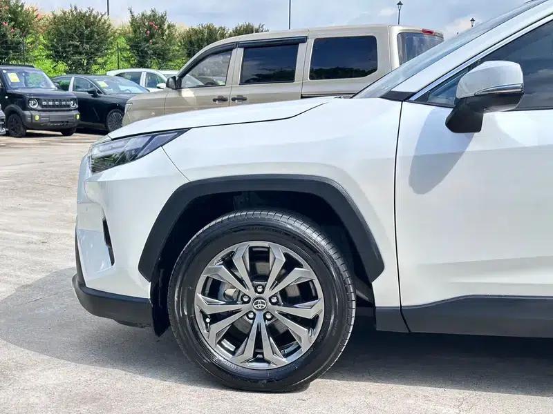 2023 RAV4 2.0L CVT 2WD 20th Anniversary Platinum Edition — миниатюра 12