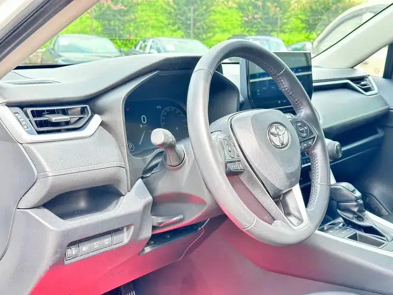 2023 RAV4 2.0L CVT 2WD 20th Anniversary Platinum Edition — миниатюра 16