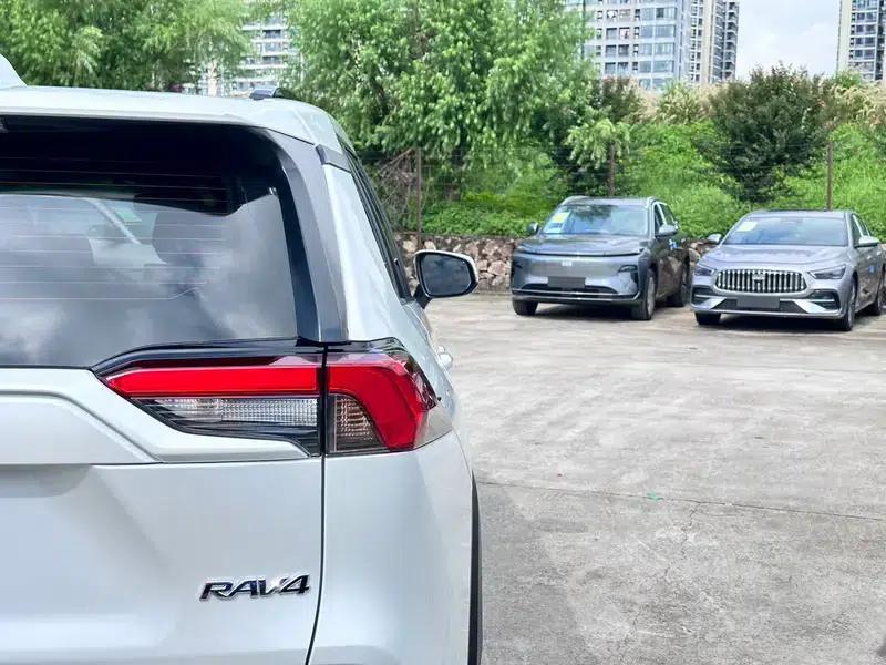 2023 RAV4 2.0L CVT 2WD 20th Anniversary Platinum Edition — миниатюра 10