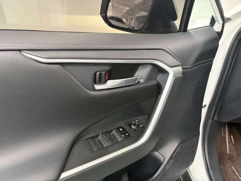 2022 Toyota RAV4 2.0L CVT 2WD Premium Edition — миниатюра 16