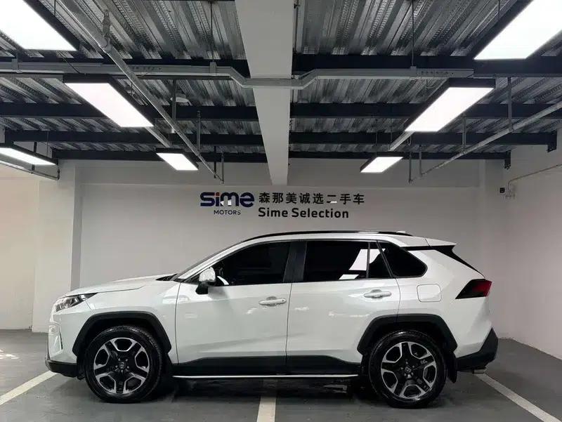 2022 Toyota RAV4 2.0L CVT 2WD Premium Edition — миниатюра 3