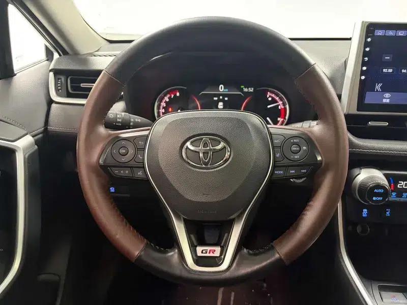 2022 Toyota RAV4 2.0L CVT 2WD Premium Edition — миниатюра 10