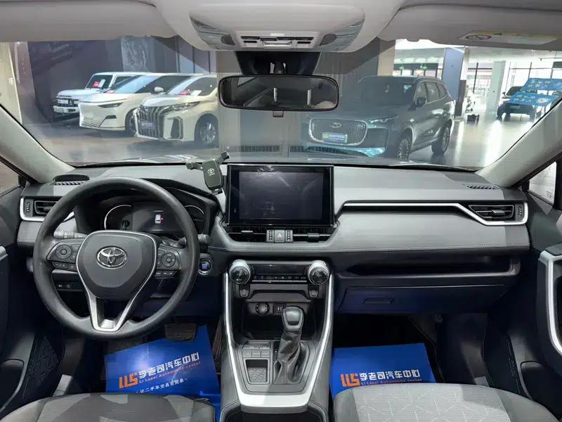 RAV4 2021 2.0L CVT 2WD Fashion Edition — миниатюра 14