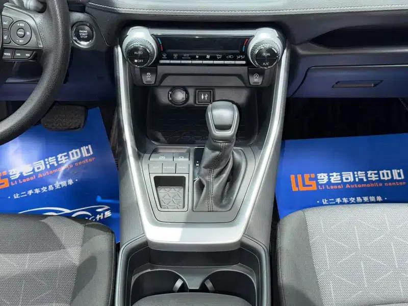 RAV4 2021 2.0L CVT 2WD Fashion Edition — миниатюра 15