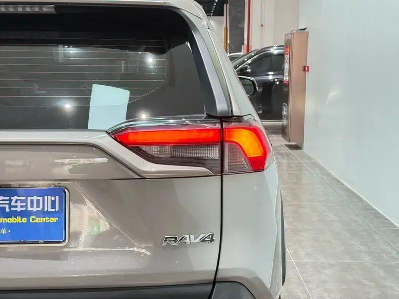 RAV4 2021 2.0L CVT 2WD Fashion Edition — миниатюра 10