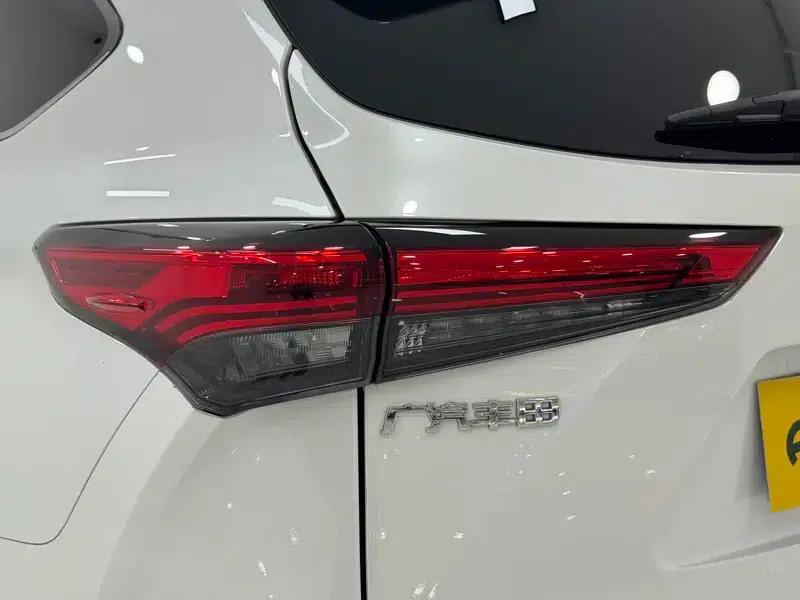 2022 Toyota Highlander Hybrid 2.5L AWD Premium 7-Seater — миниатюра 13