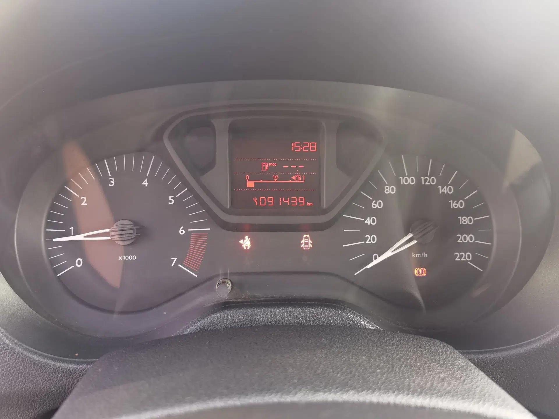 Citroen Elysee 2014 1.6L Manual Fashion Edition — миниатюра 11