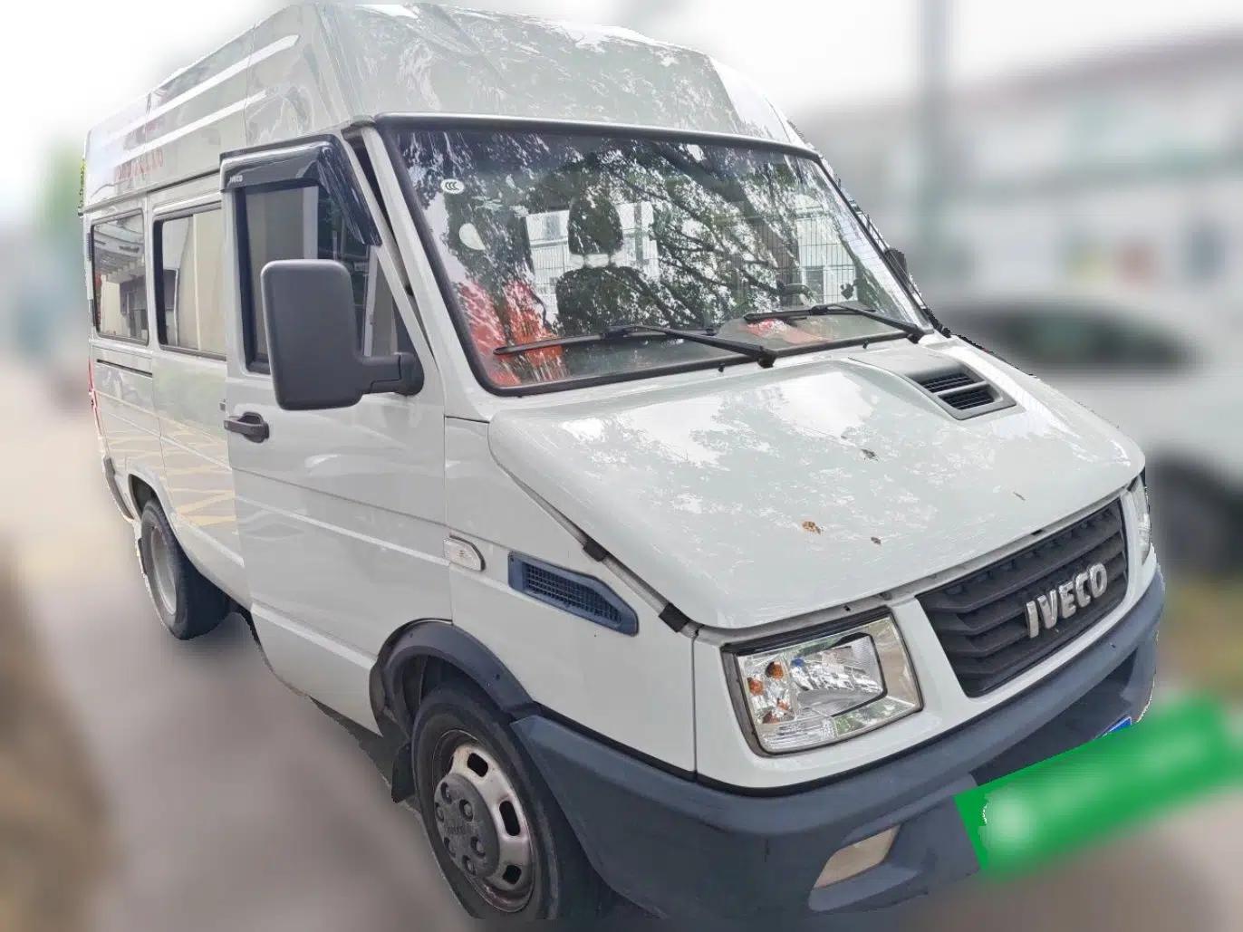 Iveco Daily 2022 2.5T A37 M1 Passenger Van 5-9 Seats Long Wheelbase Mid-Roof Design Dual Tires Manual Doors — миниатюра 3