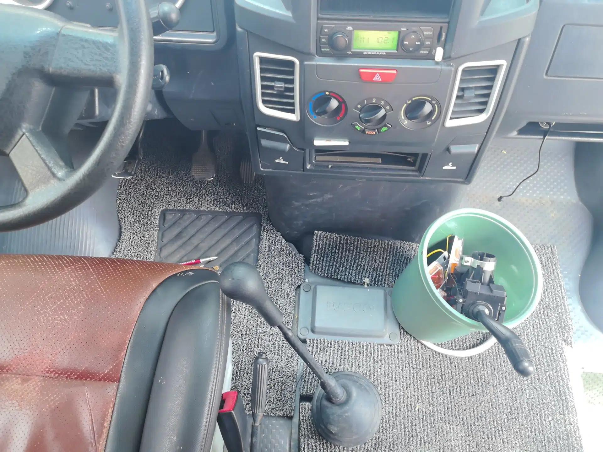 Iveco Daily 2020 2.5T A35 Passenger Van with Dual Tires Mid-Roof Design 5-9 Seater China V Emission Standard — миниатюра 14