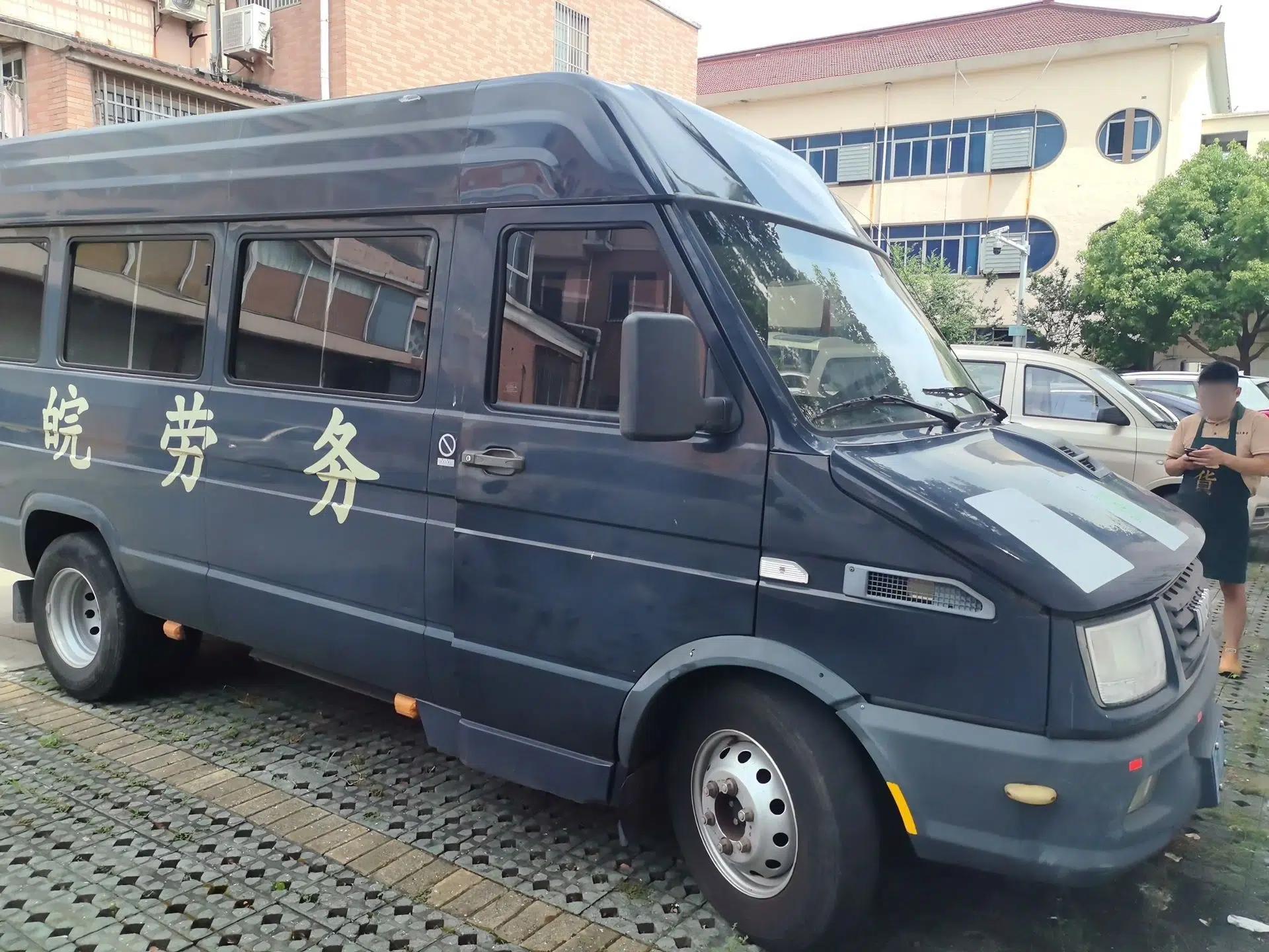 Iveco Daily 2020 2.5T A35 Passenger Van with Dual Tires Mid-Roof Design 5-9 Seater China V Emission Standard — миниатюра 3