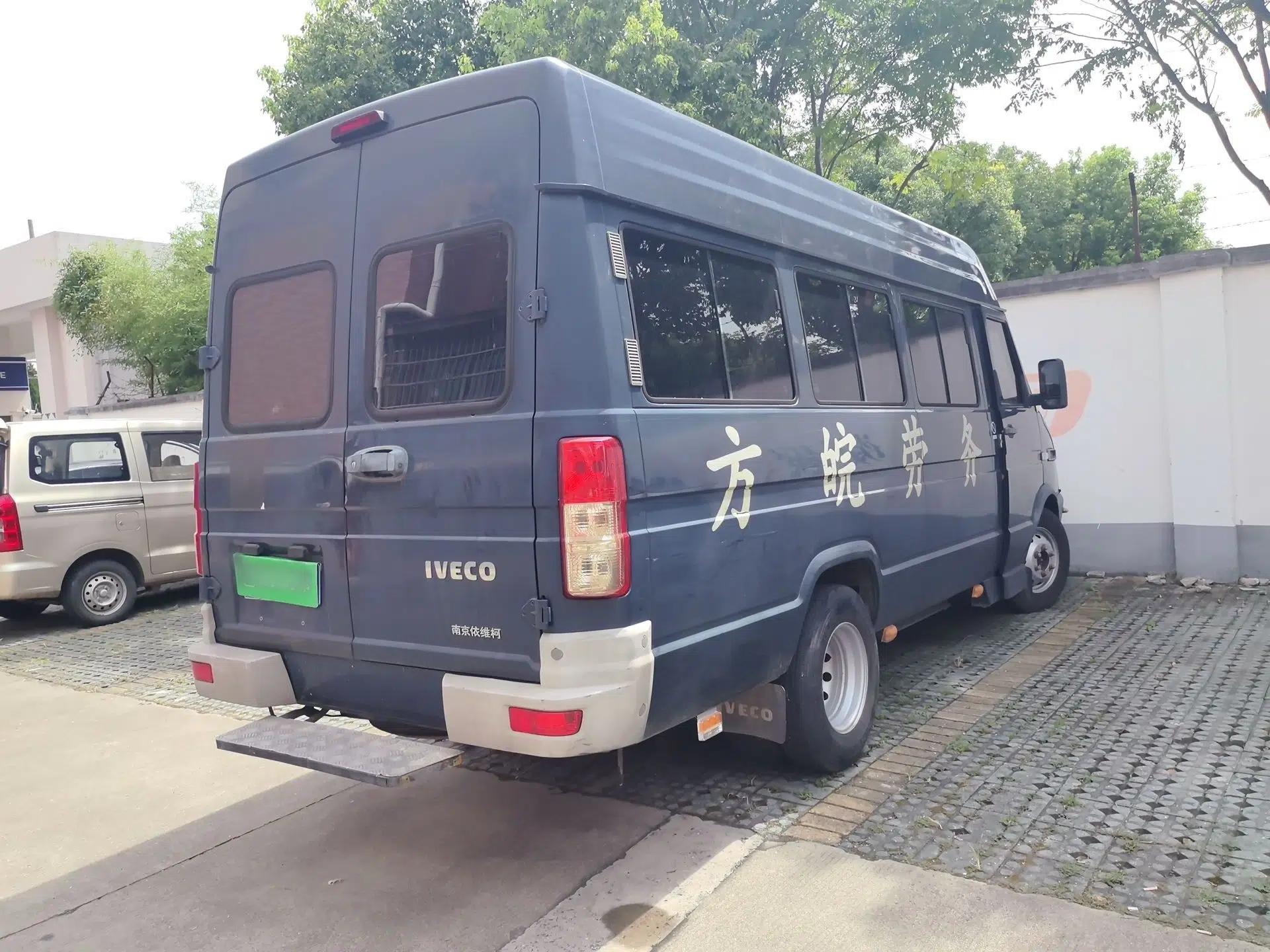 Iveco Daily 2020 2.5T A35 Passenger Van with Dual Tires Mid-Roof Design 5-9 Seater China V Emission Standard — миниатюра 6