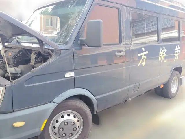 Iveco Daily 2020 2.5T A35 Passenger Van with Dual Tires Mid-Roof Design 5-9 Seater China V Emission Standard