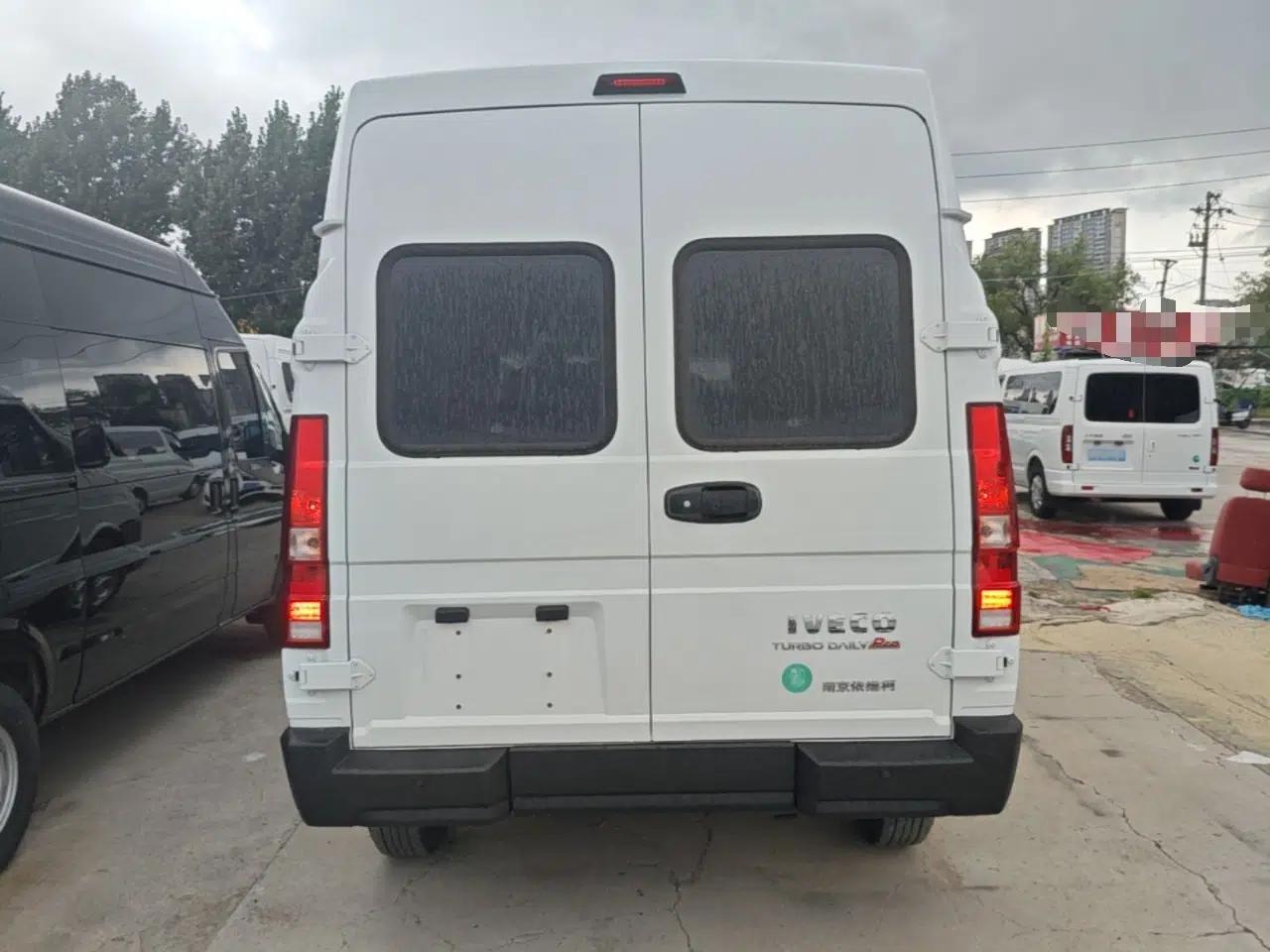 Iveco Daily 2026 Model 2.5T A35M1 Multi-Purpose Passenger Vehicle—Short Wheelbase, Mid-Roof, Single Tire, Side Sliding Door — миниатюра 5