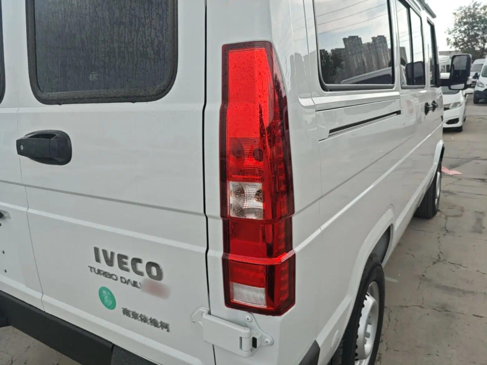 Iveco Daily 2026 Model 2.5T A35M1 Multi-Purpose Passenger Vehicle—Short Wheelbase, Mid-Roof, Single Tire, Side Sliding Door — миниатюра 9