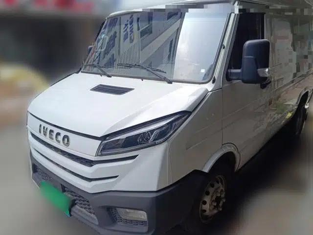 Iveco Daily 2023 2.5T V35 Van Short Wheelbase Mid-Roof Dual Tires Manual Door 2-3 Seater