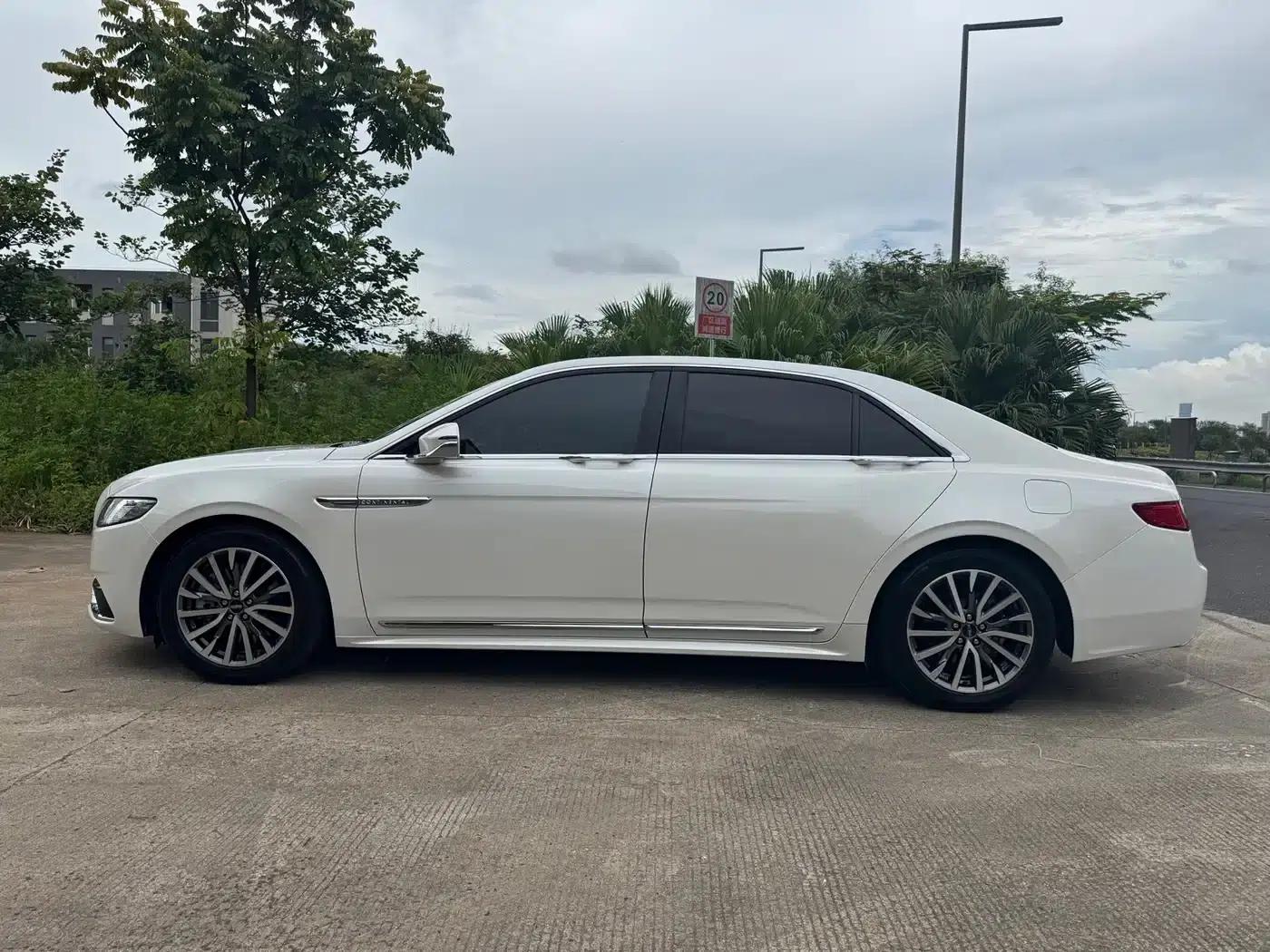 Lincoln Continental 2018 2.0T Two-Wheel Drive Premium Edition — миниатюра 4