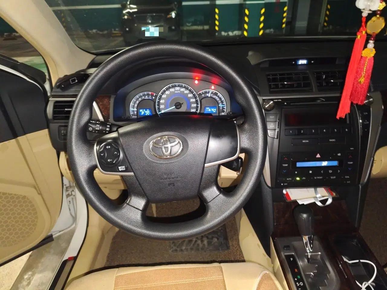 Toyota Camry 2015 2.0E Elite Edition — миниатюра 10