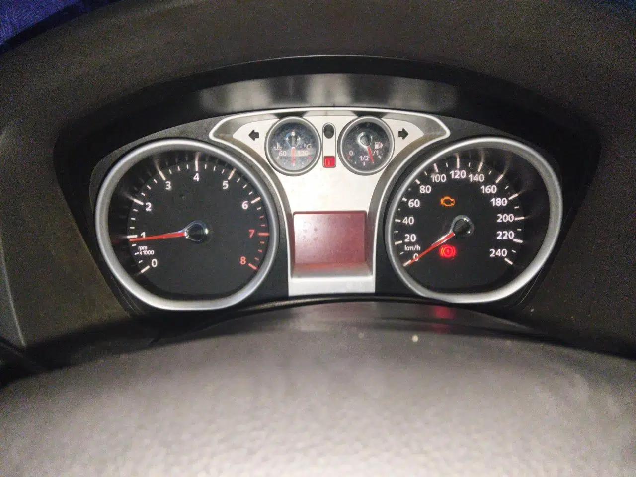 Ford Focus 2011 Hatchback 1.8L Automatic Fashion Edition — миниатюра 12