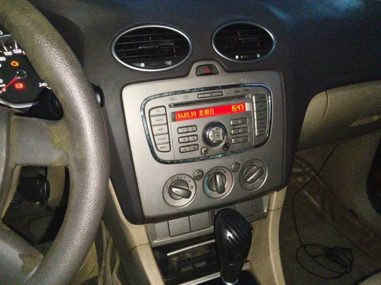 Ford Focus 2011 Hatchback 1.8L Automatic Fashion Edition — миниатюра 13