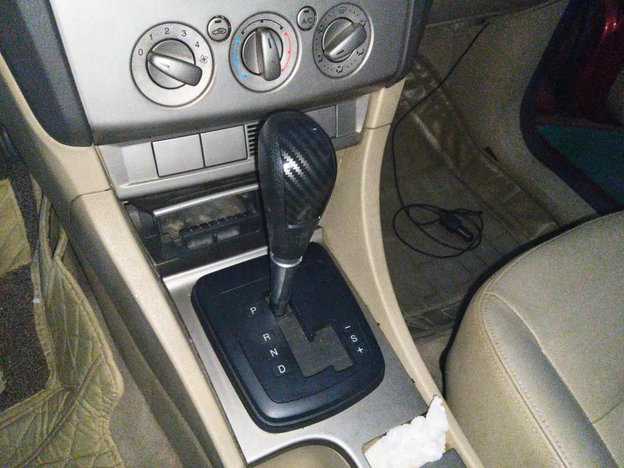 Ford Focus 2011 Hatchback 1.8L Automatic Fashion Edition — миниатюра 14