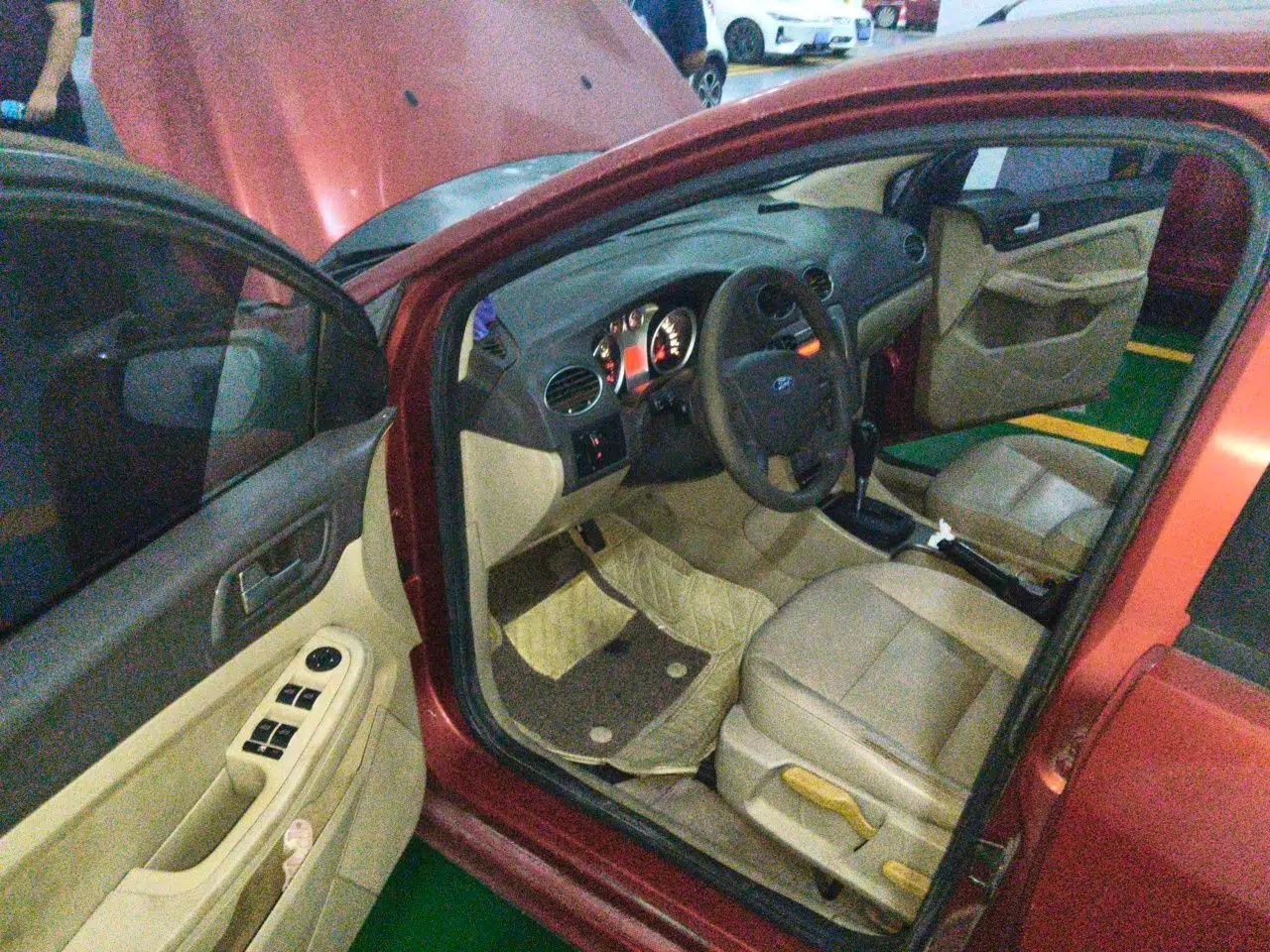 Ford Focus 2011 Hatchback 1.8L Automatic Fashion Edition — миниатюра 16