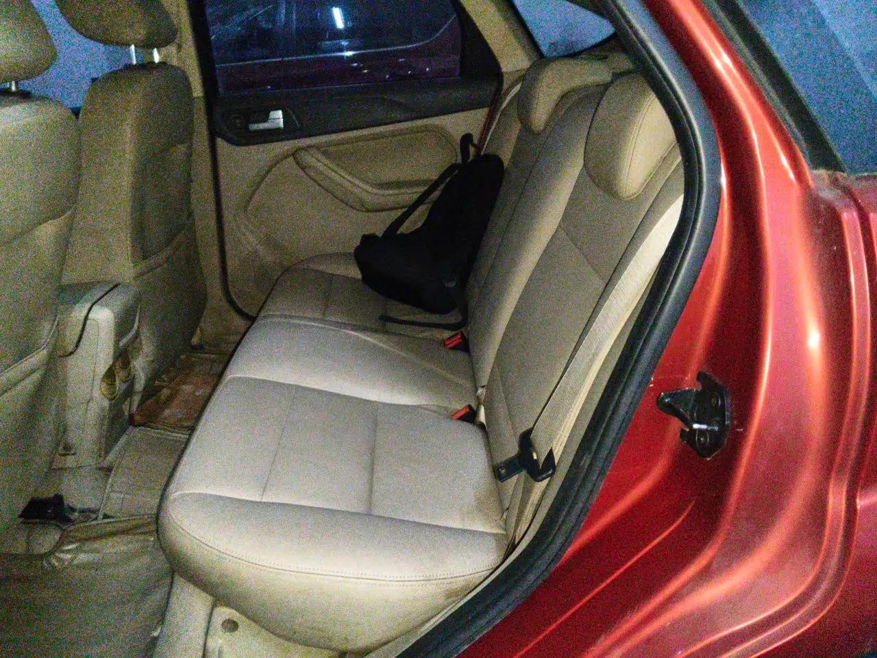 Ford Focus 2011 Hatchback 1.8L Automatic Fashion Edition — миниатюра 17