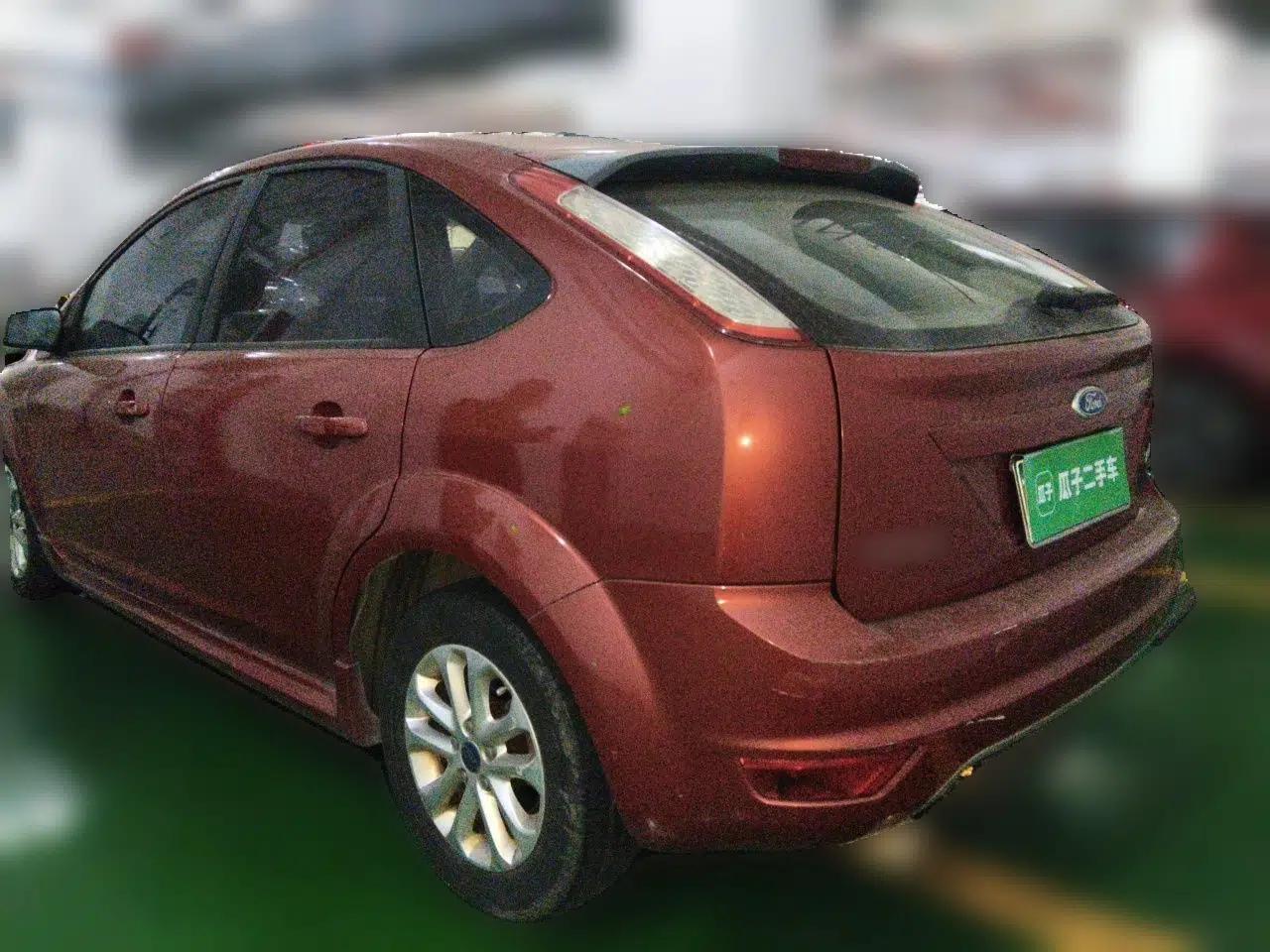Ford Focus 2011 Hatchback 1.8L Automatic Fashion Edition — миниатюра 4