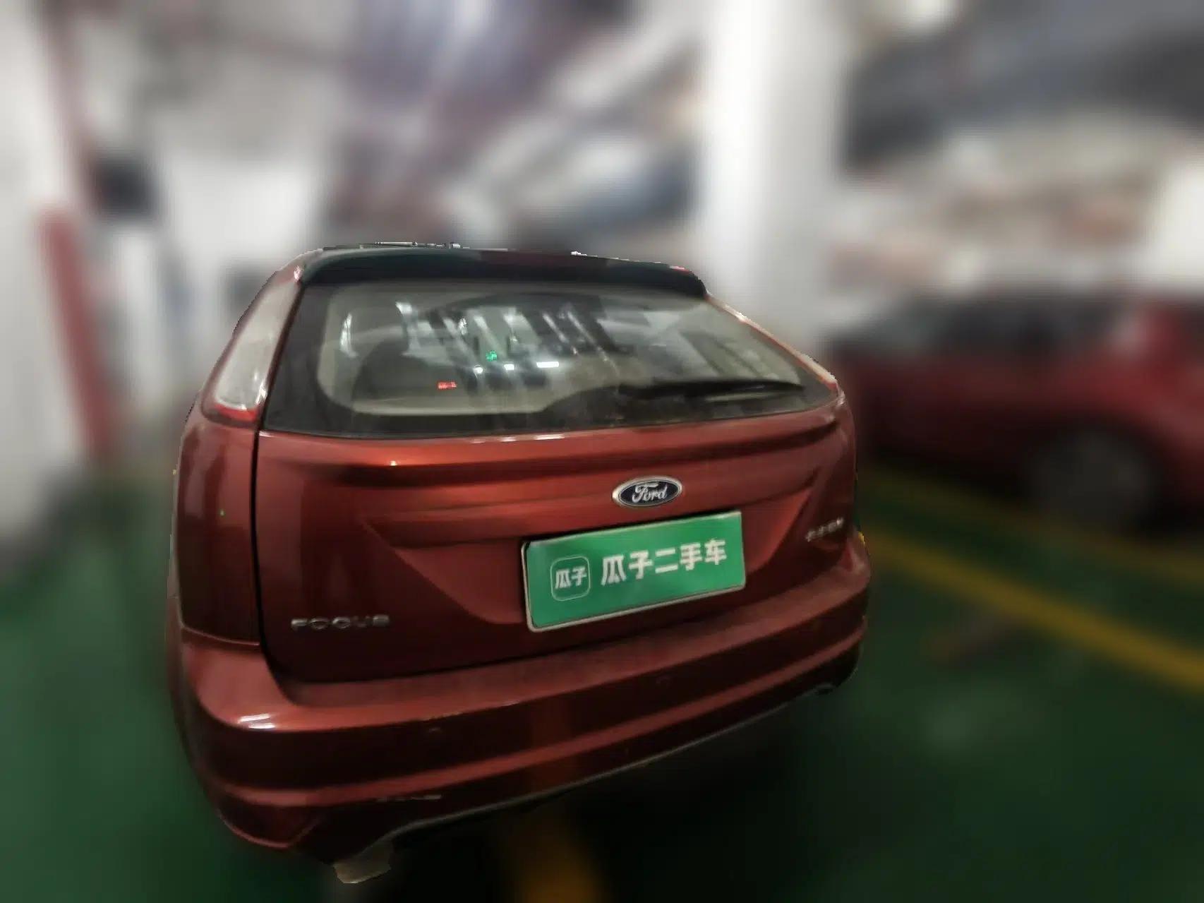 Ford Focus 2011 Hatchback 1.8L Automatic Fashion Edition — миниатюра 5