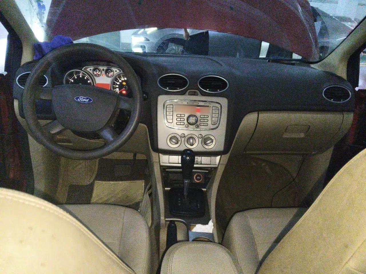 Ford Focus 2011 Hatchback 1.8L Automatic Fashion Edition — миниатюра 9