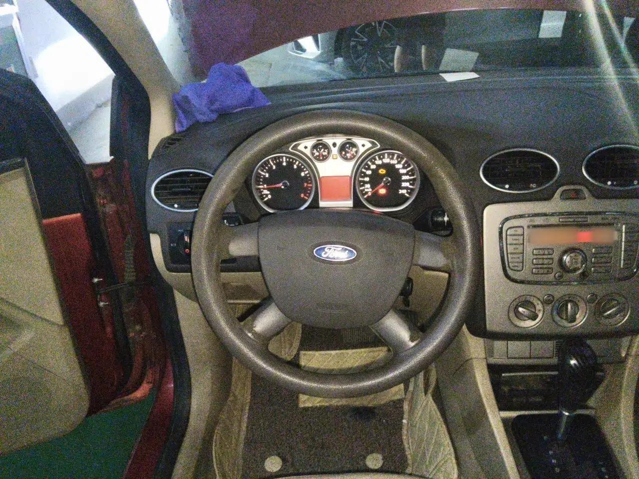 Ford Focus 2011 Hatchback 1.8L Automatic Fashion Edition — миниатюра 10