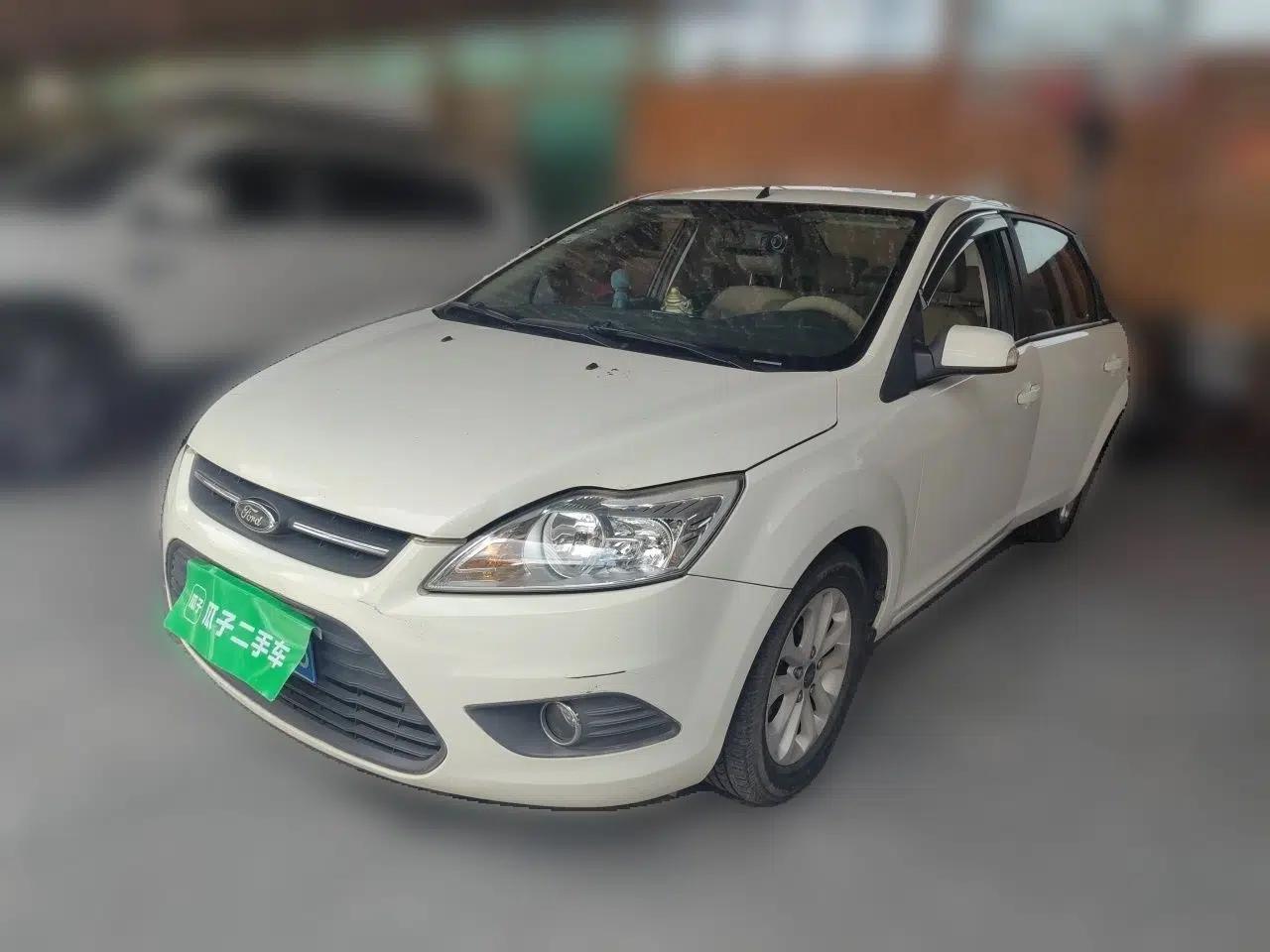 Ford Focus 2013 Sedan Classic 1.8L Manual Base Model — миниатюра 1