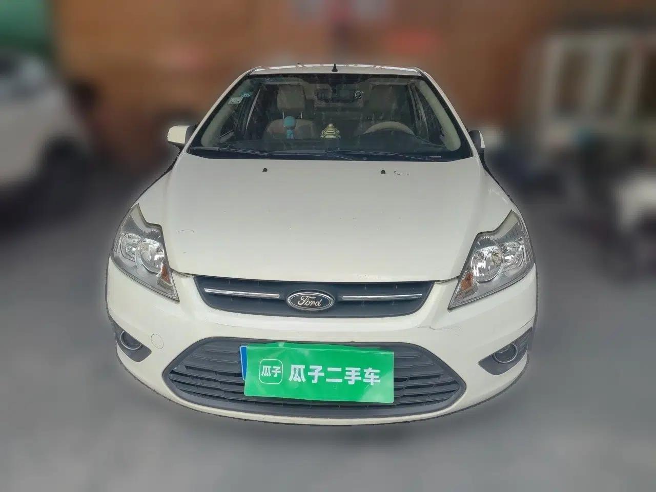 Ford Focus 2013 Sedan Classic 1.8L Manual Base Model — миниатюра 2