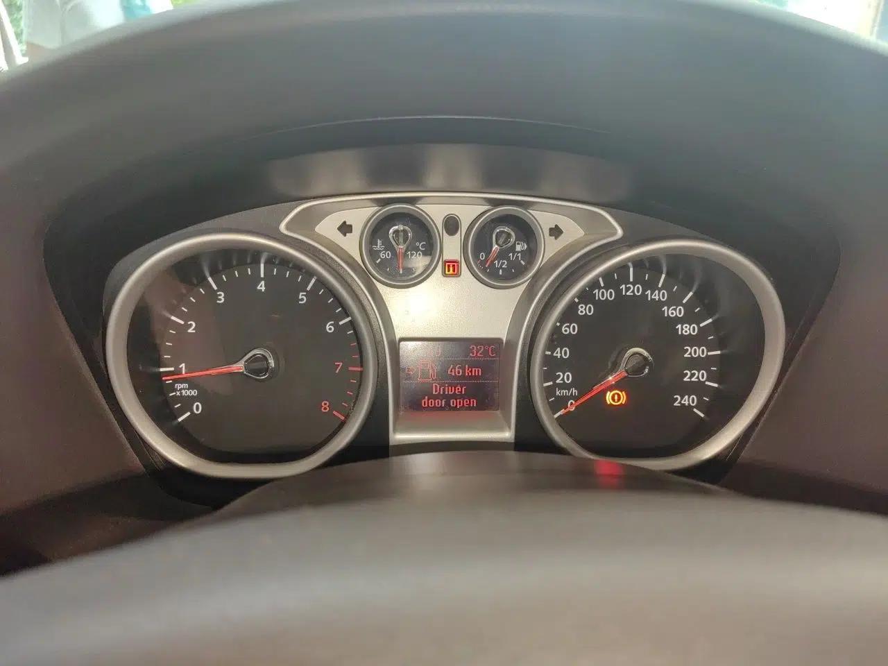 Ford Focus 2013 Sedan Classic 1.8L Manual Base Model — миниатюра 11